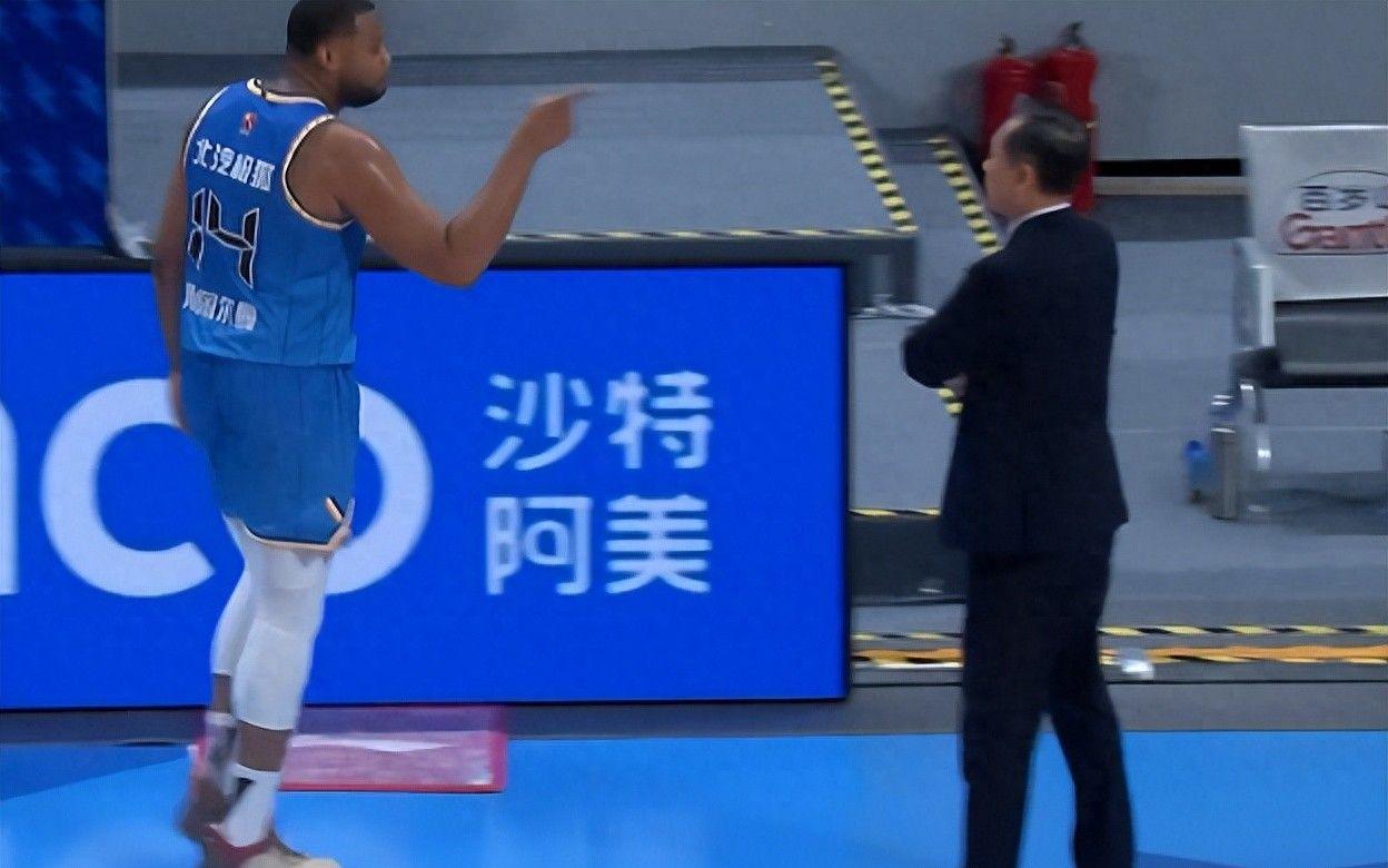 华体会体育官方入口-CBA再现奇葩剧情！外援被换下发飙怒骂主教练，麦基不满加入战局
